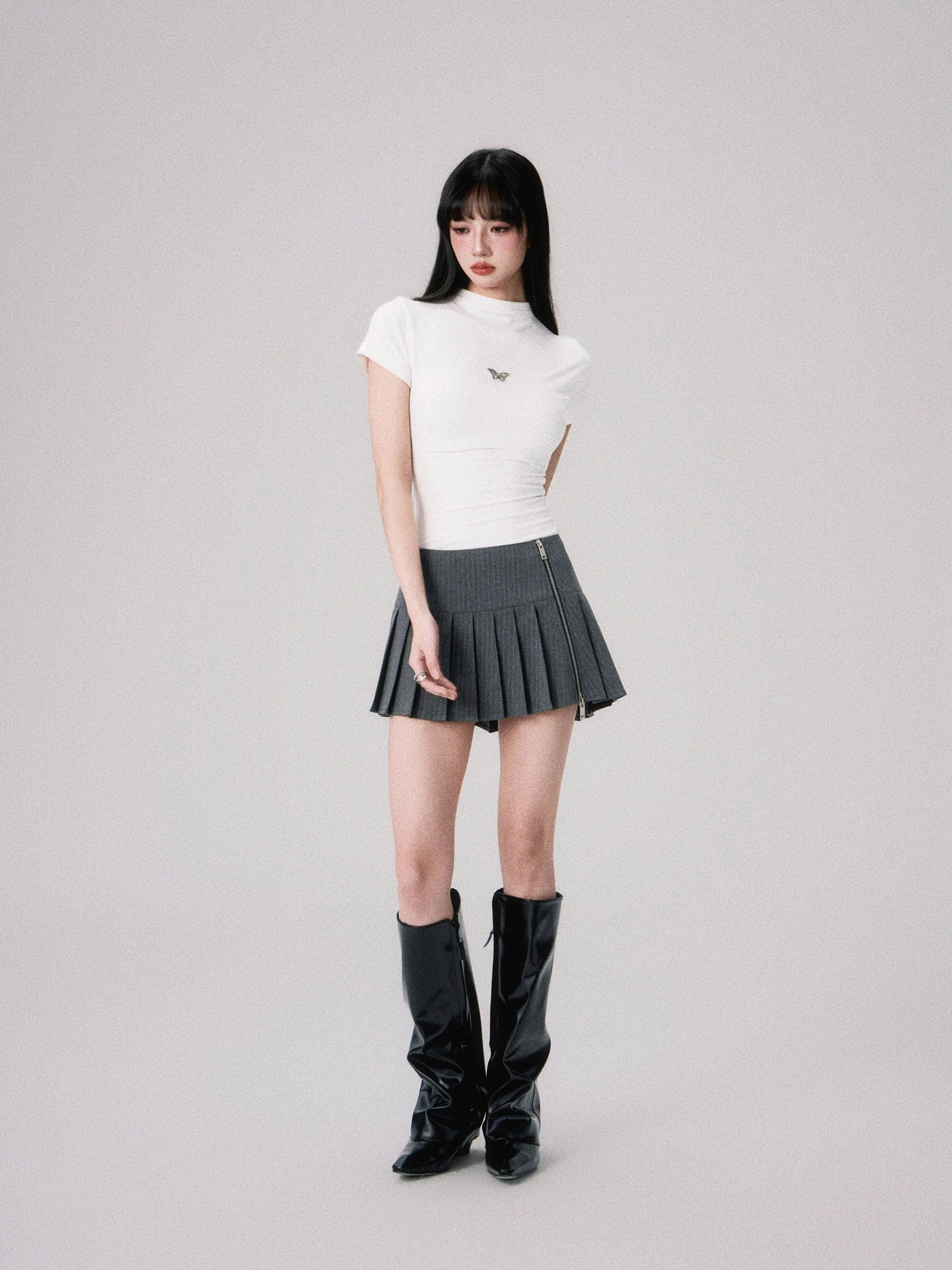 Minimalist women’s butterfly embroidered tee with a close fit and versatile cropped streetwear design