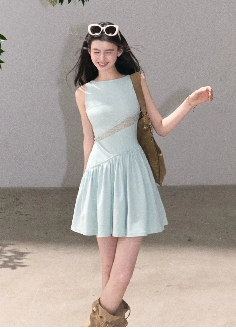 Modern Korean style asymmetrical lace dress with flared skirt and refined feminine streetwear styling