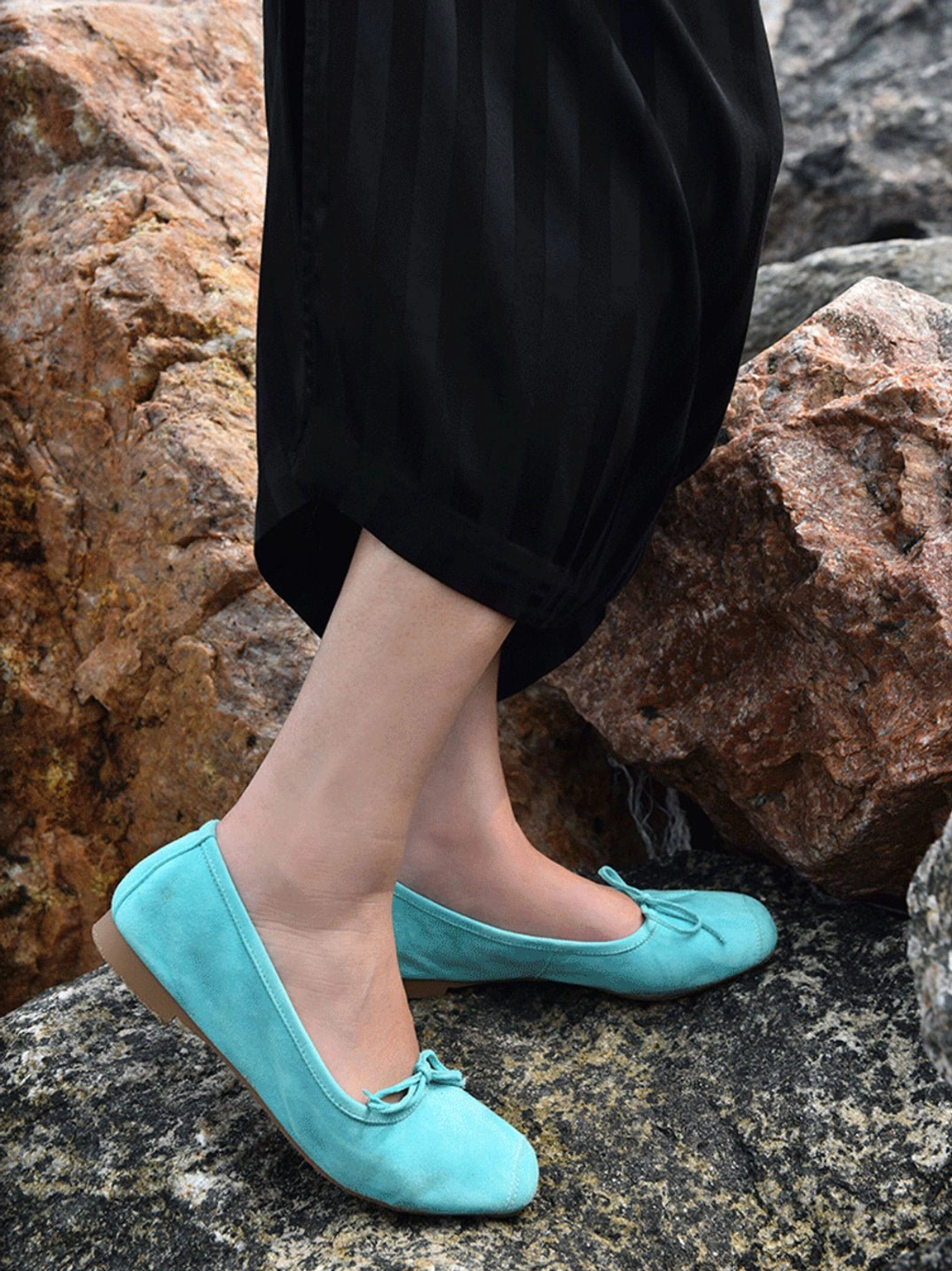 Modern women's bow ballet flats designed for Acubi style and minimalist streetwear outfits