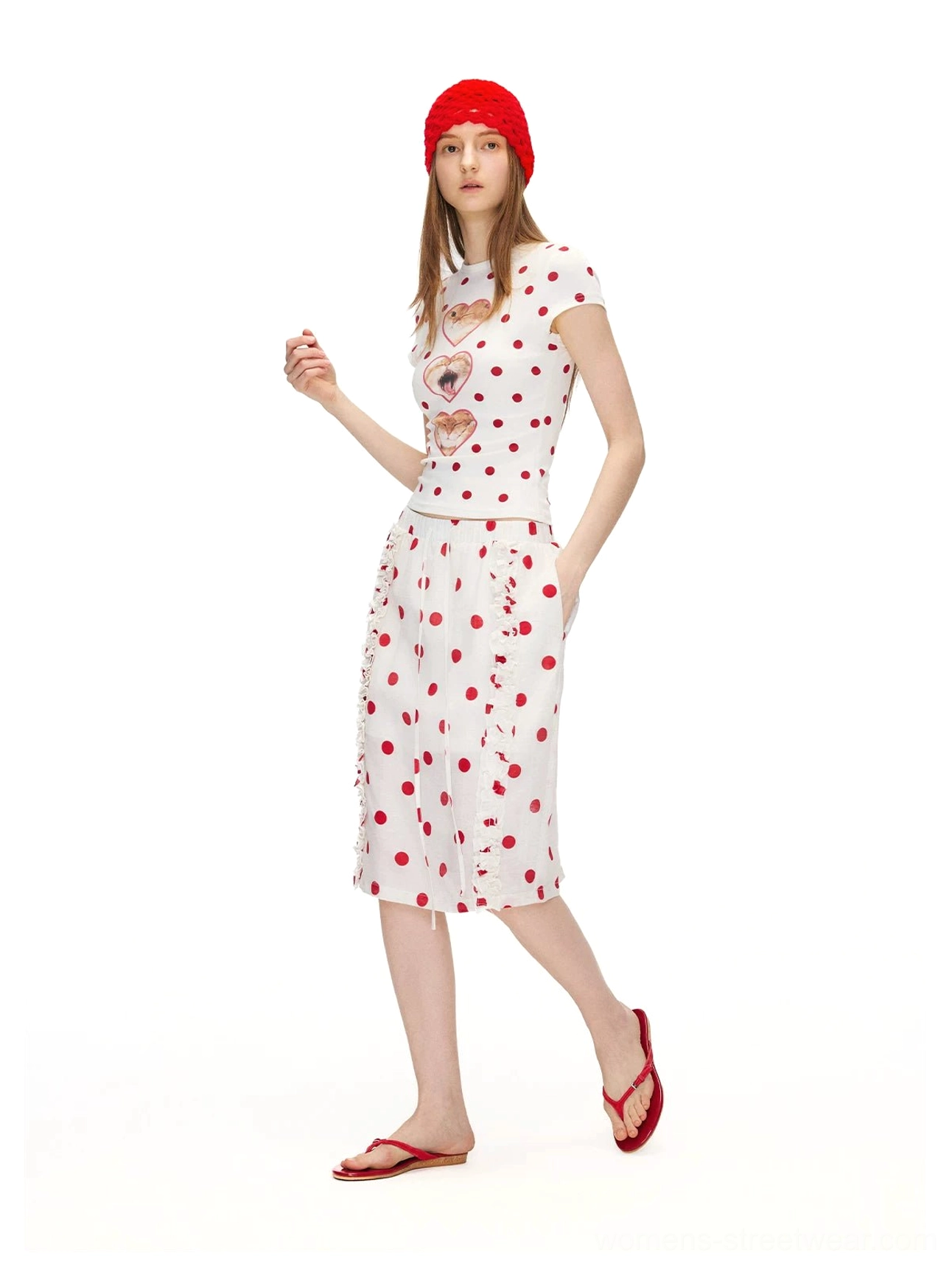 Off-white slim-fit cat print T-shirt with heart graphics and red polka dots for retro Korean street fashion outfits