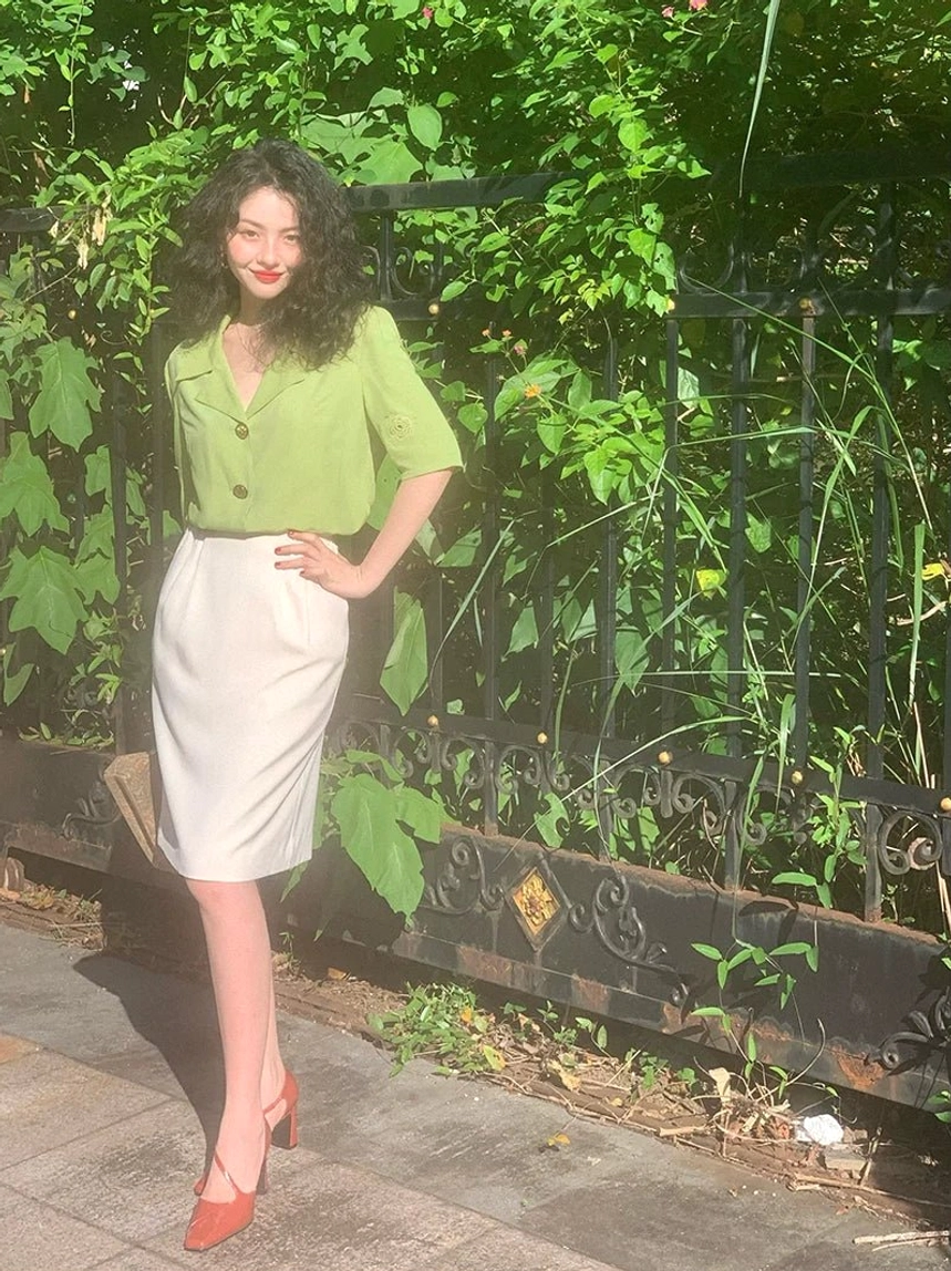 Off-white retro knee-length pencil skirt styled with a lime green short sleeve blouse in a Korean fashion outfit