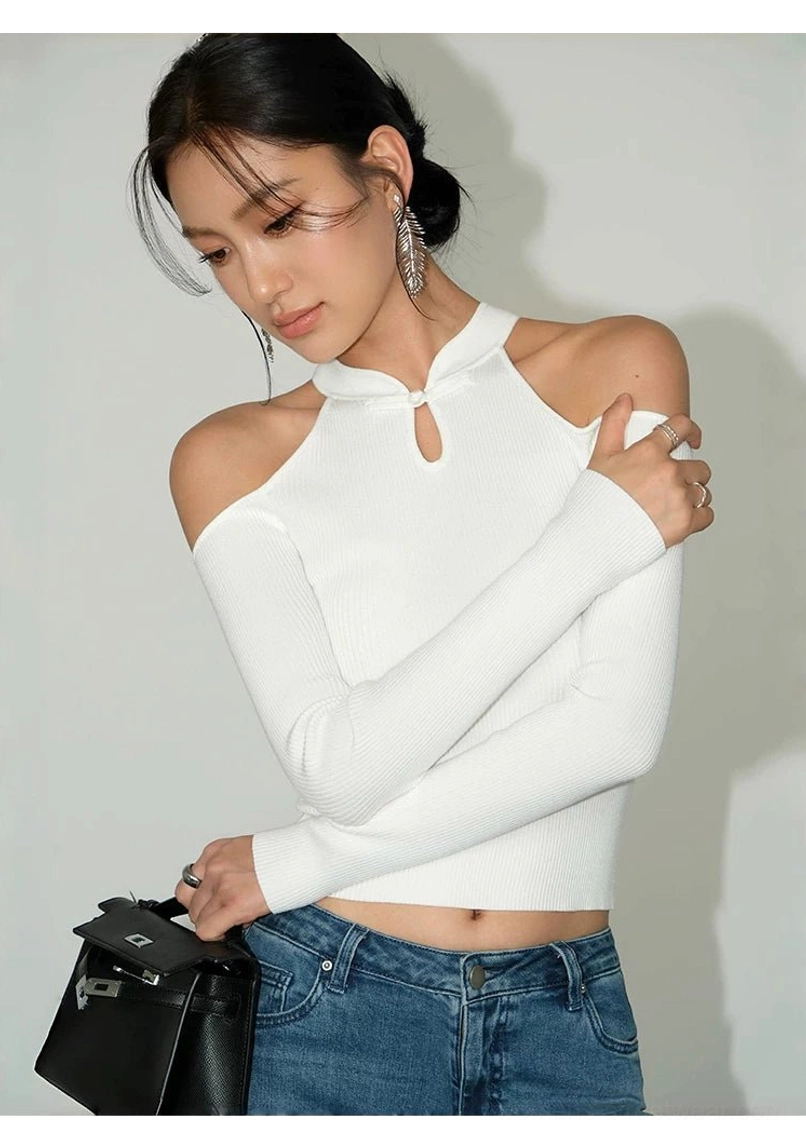Off White ribbed cold-shoulder keyhole knit top with long sleeves styled with blue jeans and leather handbag