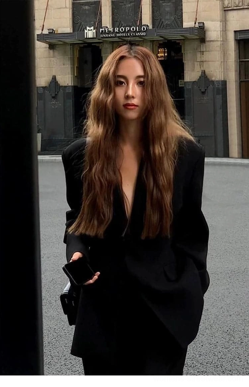 Structured shoulder detail on women's oversized black single-button streetwear blazer jacket