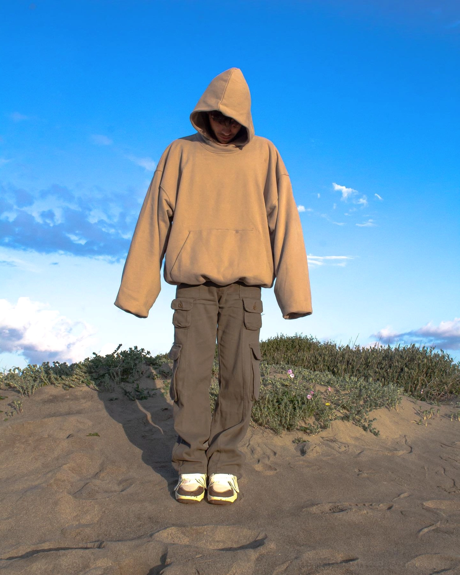 Oversized cropped fleece-lined hoodie product image showing relaxed Korean streetwear proportions and cozy cold-weather construction
