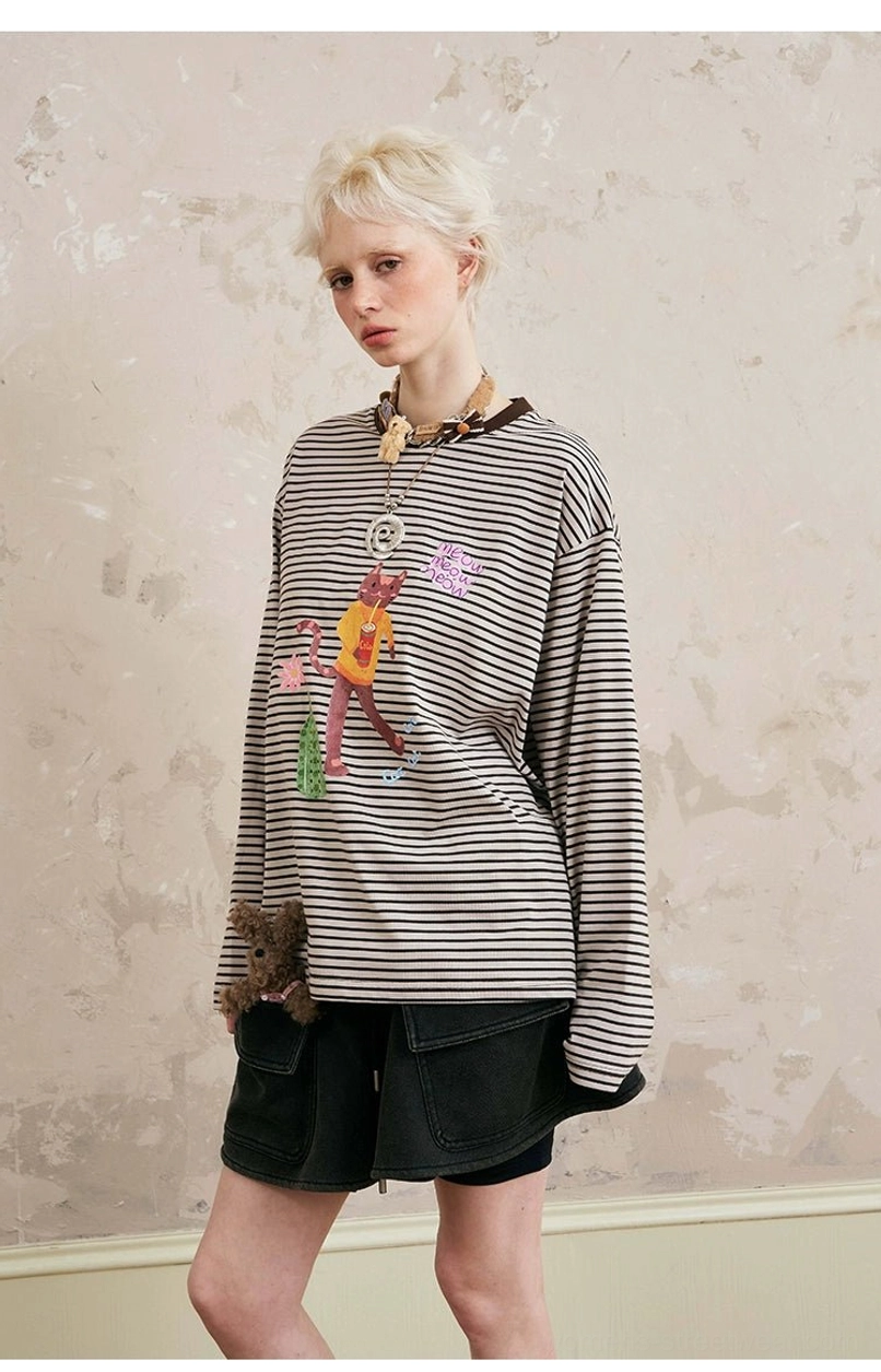 Oversized drop-shoulder sweatshirt fit showcase - relaxed sleeve and body silhouette on model