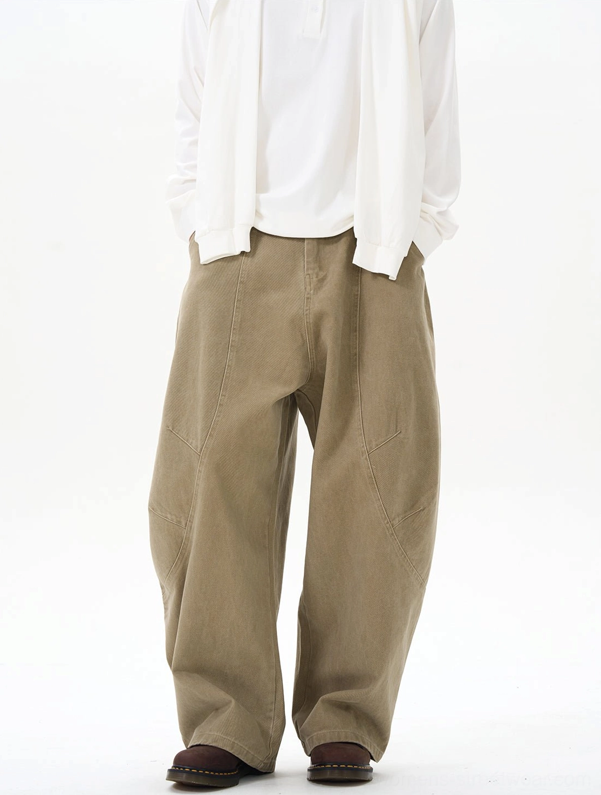 Oversized streetwear cargo pants featuring practical pockets and a bold wide-leg silhouette for everyday outfits