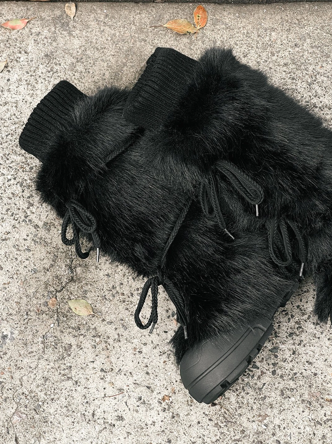 Plush-lined tall platform boots in black and white for contemporary Korean street style