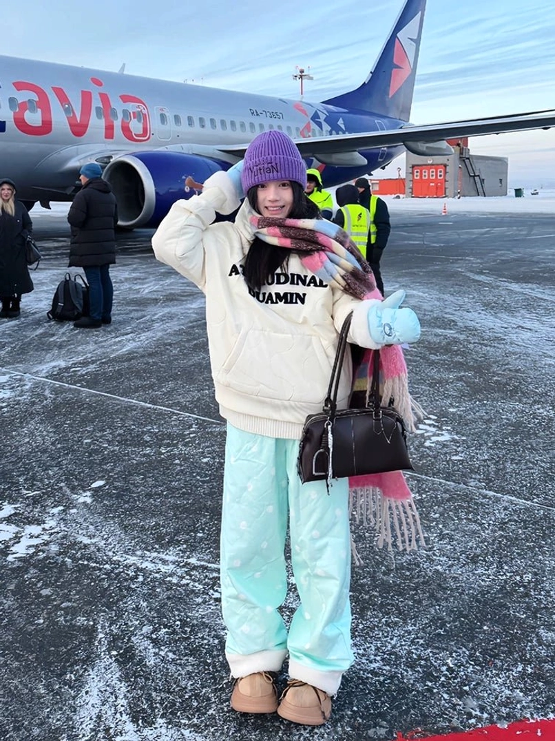 Pink and mint green polka dot quilted streetwear pants styled with a sweatshirt beanie scarf and handbag