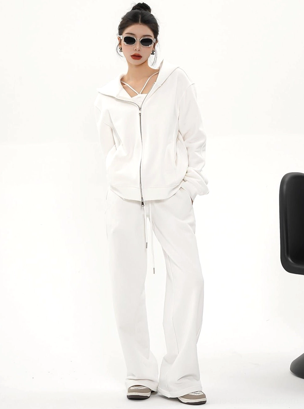 Relaxed fit women's hoodie jacket with full front zipper suitable for Korean fashion and casual layering