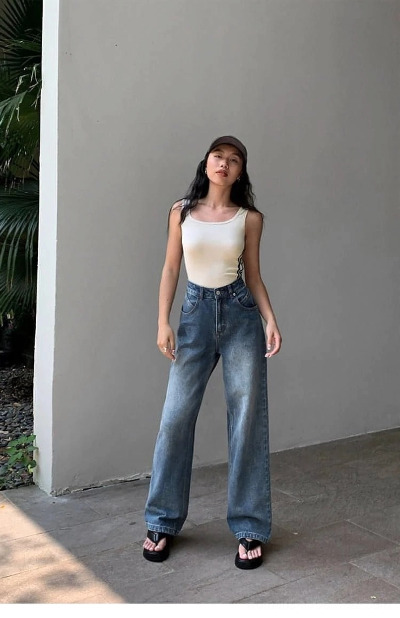 Relaxed high-waist blue denim pants with wide legs and versatile vintage-inspired wash