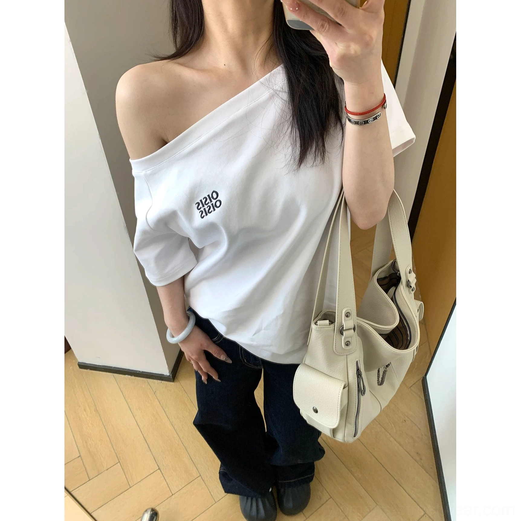 Relaxed straight-fit off-shoulder streetwear T-shirt with a wide neckline and subtle vertical chest logo print
