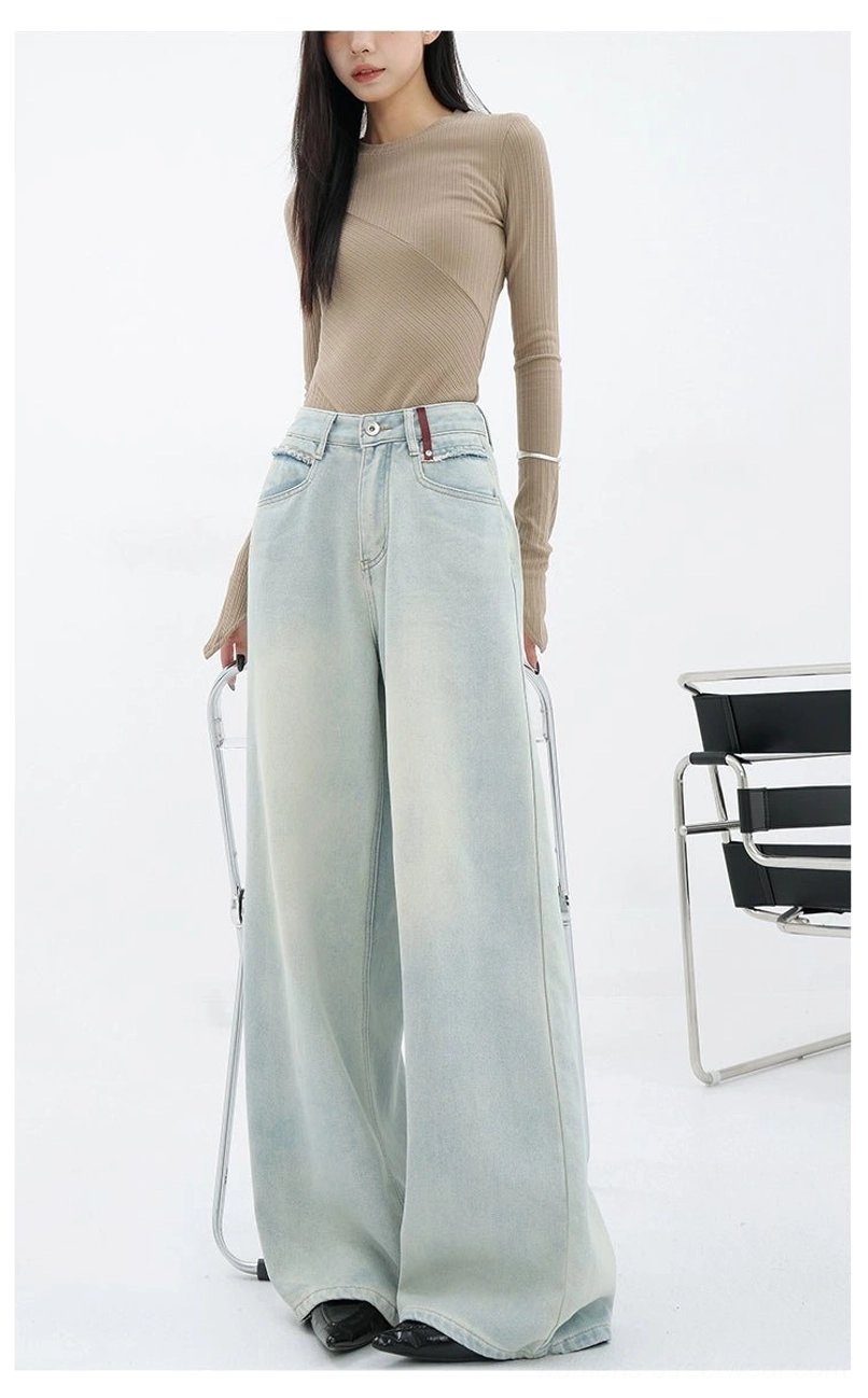 Relaxed women’s light blue streetwear jeans with a flowing wide-leg cut and versatile full-length design