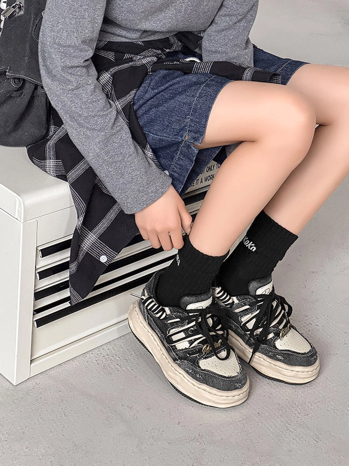 Retro denim platform sneakers with distressed finish for women’s streetwear, Y2K outfits, and casual fashion