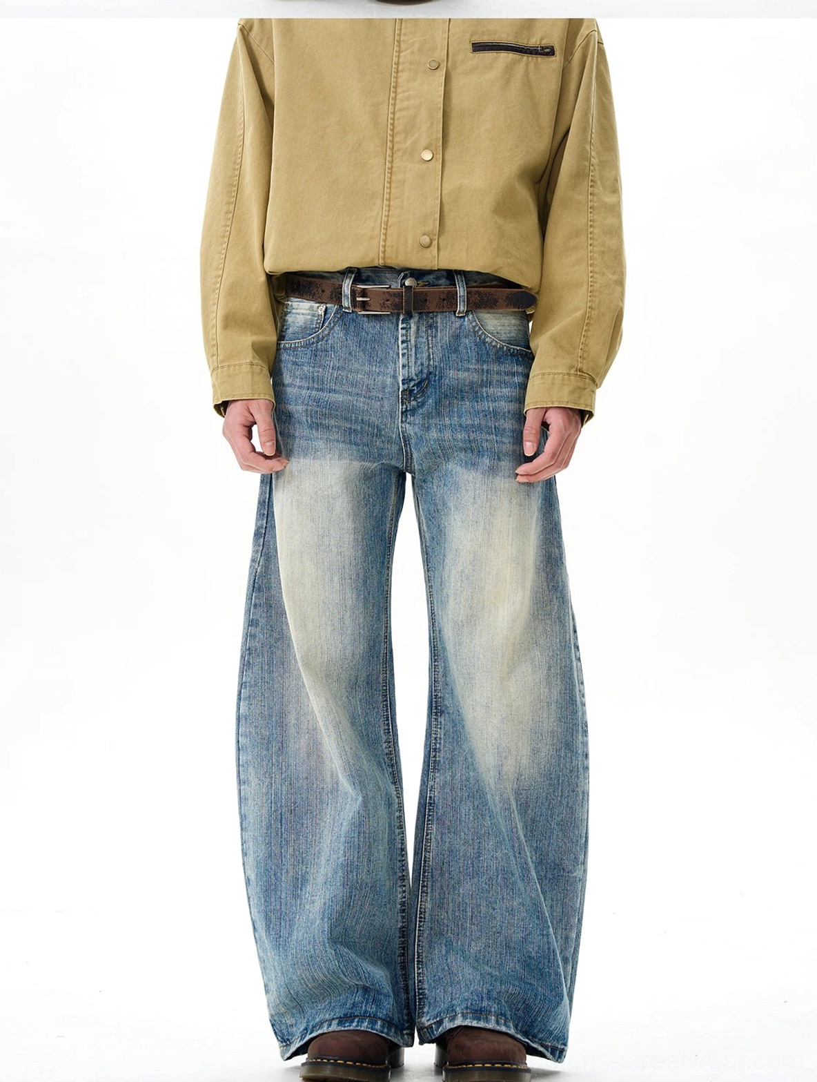 Front lower-body view of retro wide-leg jeans featuring a worn-in blue denim gradient, button waistband, classic pocket layout, and relaxed streetwear fit