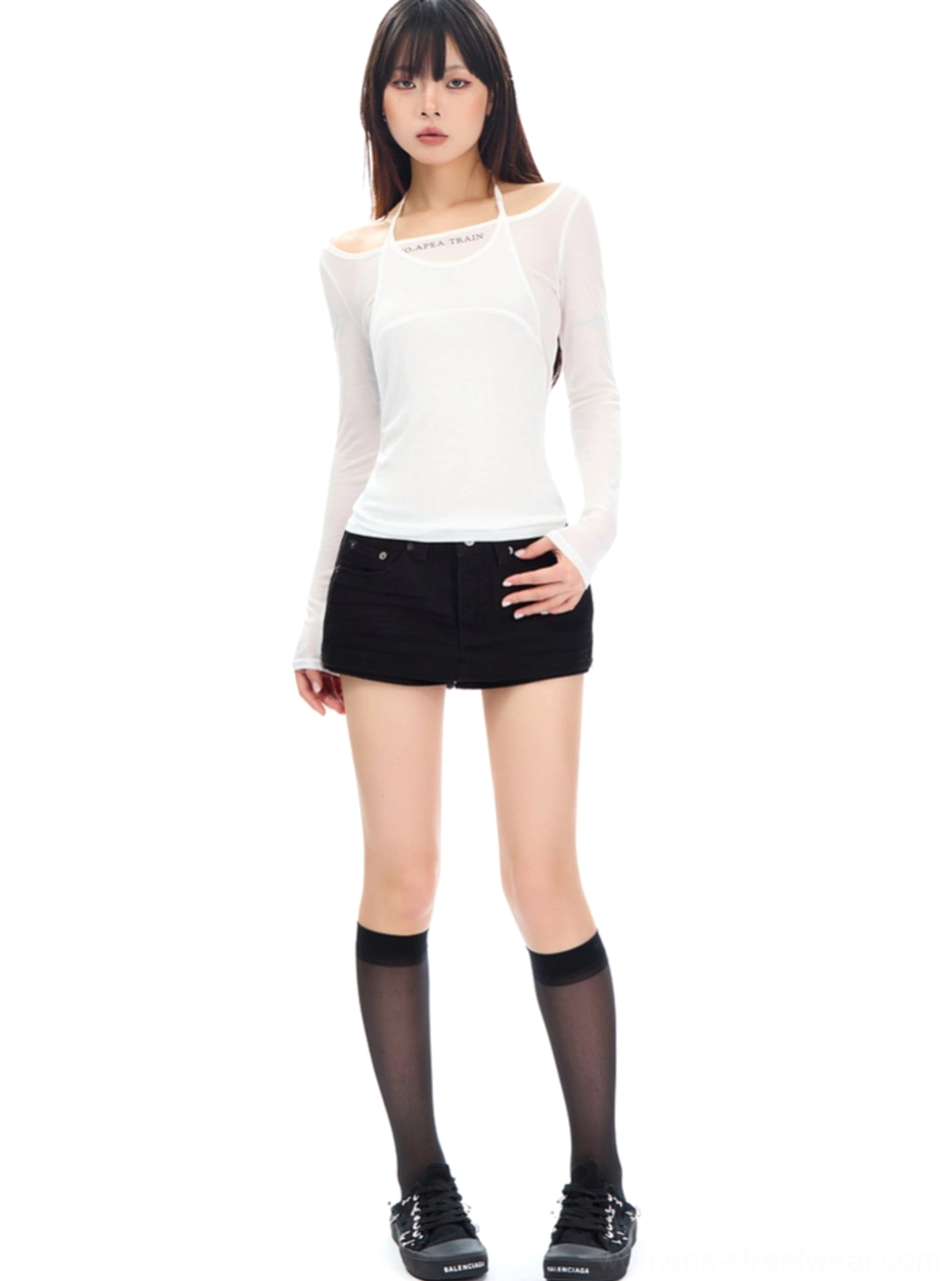 Seoul-inspired denim mini skirt styling with a slim low-rise shape, classic denim pockets and versatile streetwear design