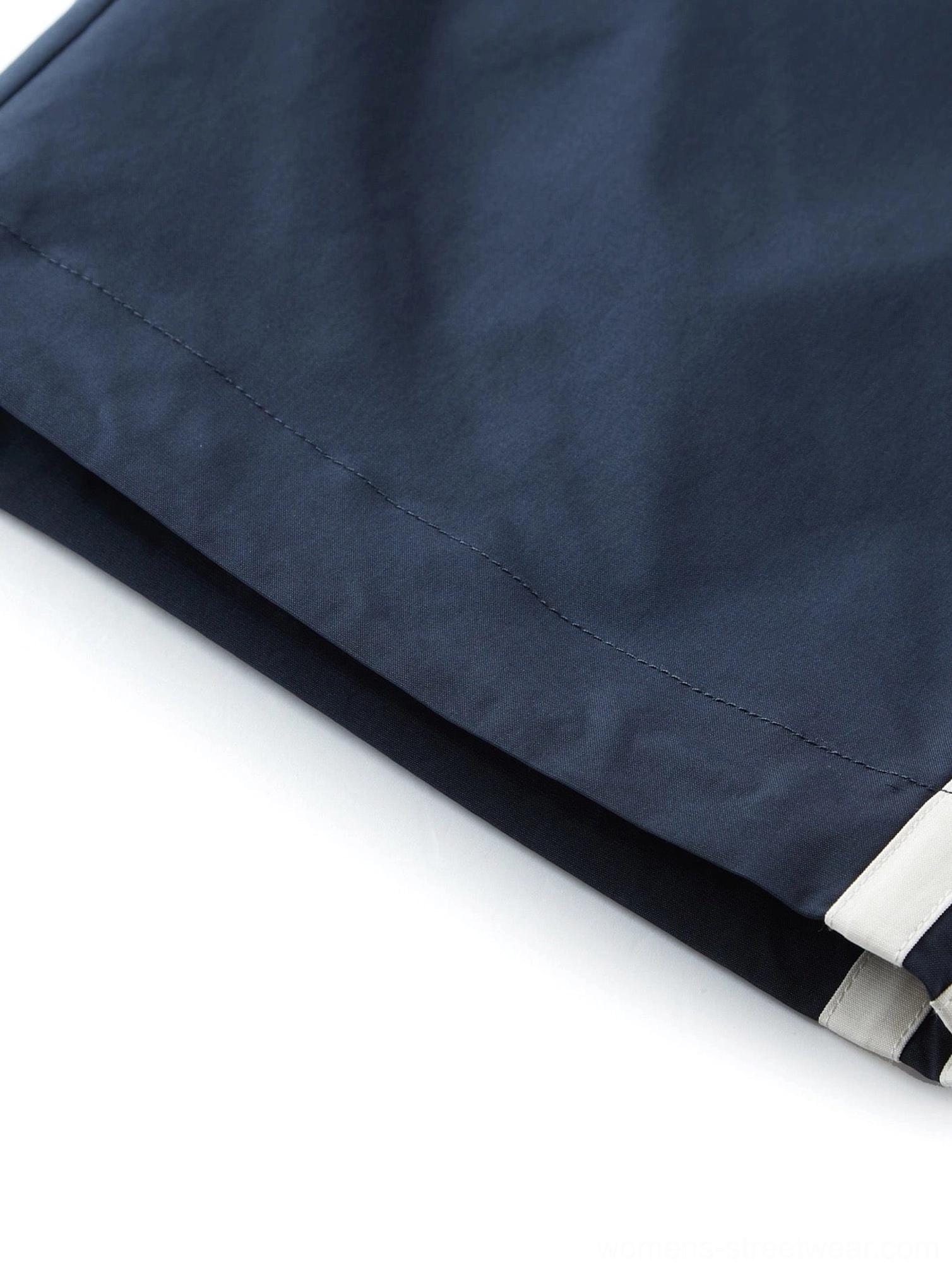 Utility-inspired streetwear cargo pants with a loose straight-leg profile for everyday styling