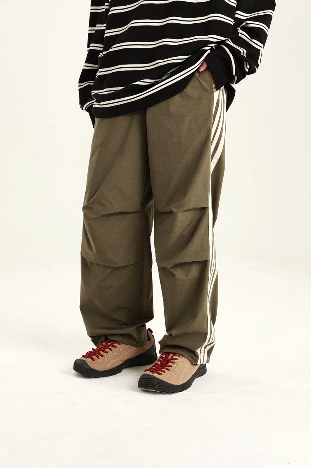 Side-stripe streetwear cargo pants in a relaxed utility-inspired straight-leg silhouette