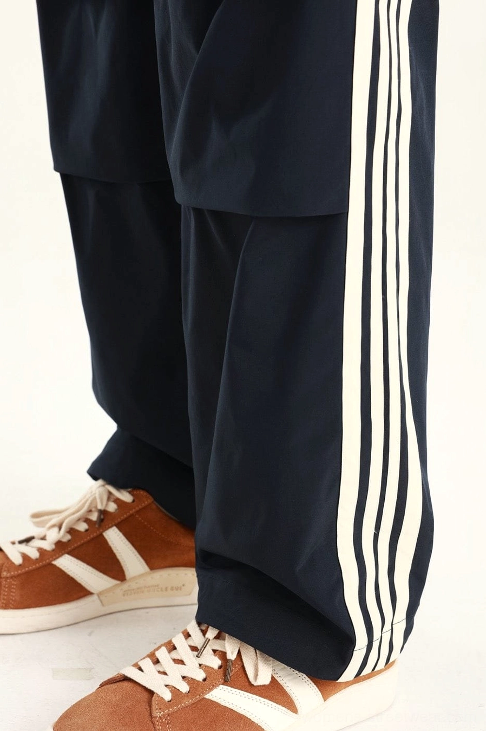 Versatile relaxed streetwear pants suited to casual outfits, commuting, and modern utility styling