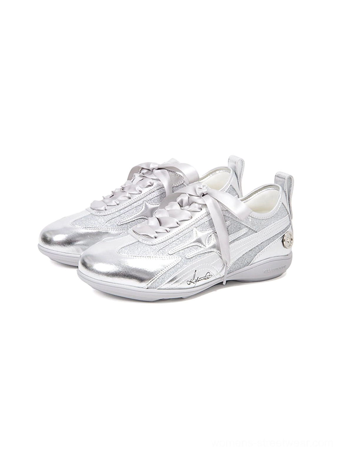 Top-down view of the curved outsole on silver athletic trainers with ergonomic runner sole construction and heel detailing