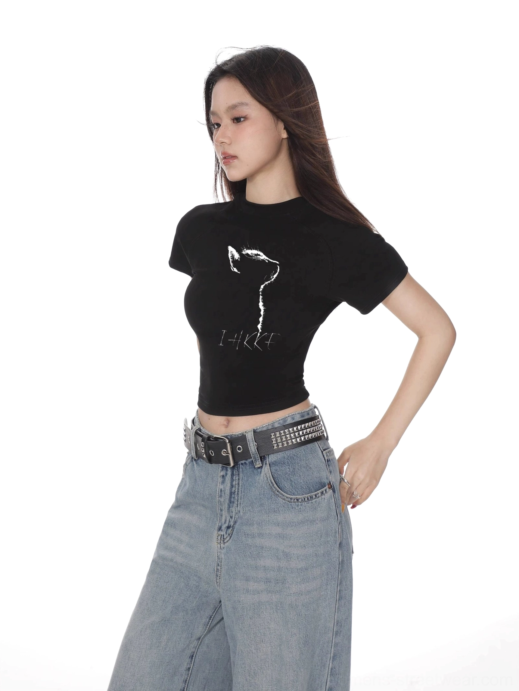Slim fit cropped cat graphic t-shirt for Seoul streetwear, K-pop inspired outfits, and casual styling
