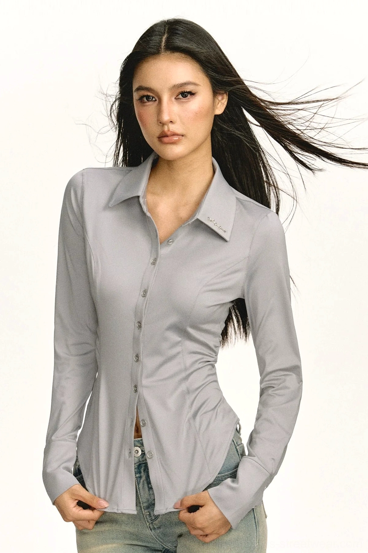 Slim-fit gray long-sleeve business shirt with curved hem and tailored waist silhouette
