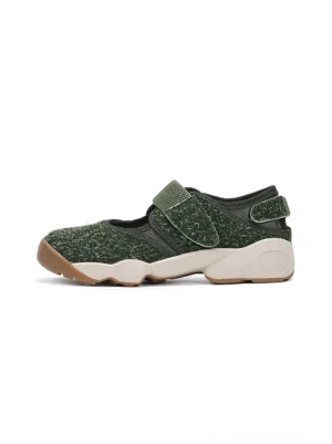 Dark green split-toe platform Mary Jane shoes with textured upper adjustable strap and thick anti-slip streetwear sole shown from the side