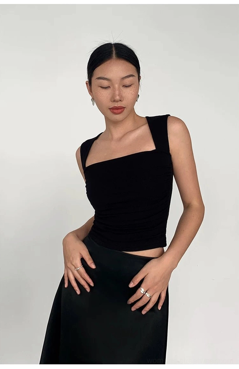 Square neck cropped tank top with slim fit and stretch knit fabric for modern streetwear outfits