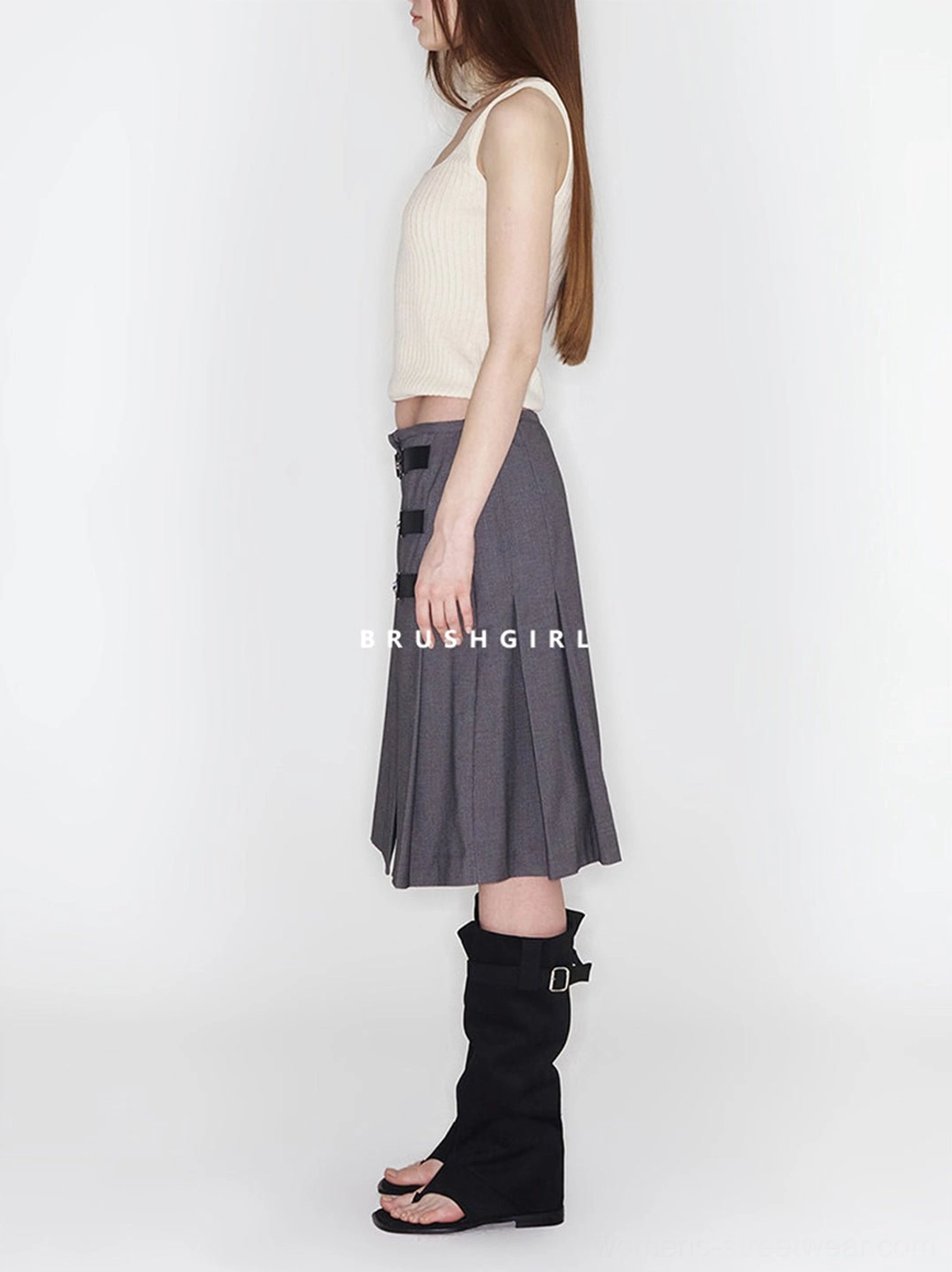 Statement western knee-high sandal boots in khaki and black for Seoul-inspired street fashion looks