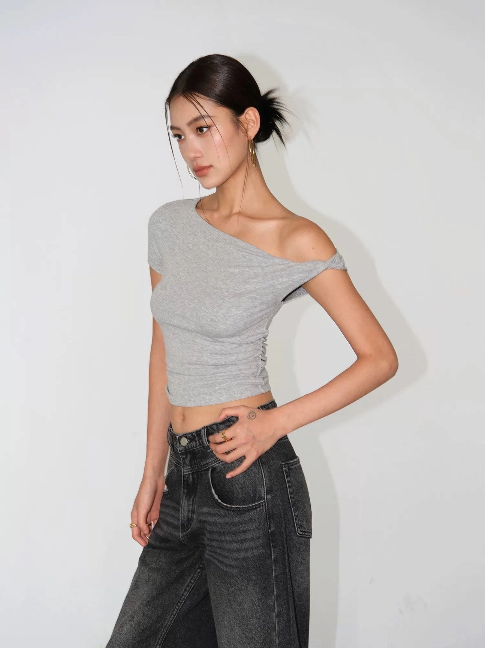 Streetwear fitted cropped tee with an off-shoulder neckline and comfortable breathable fine-gauge knit