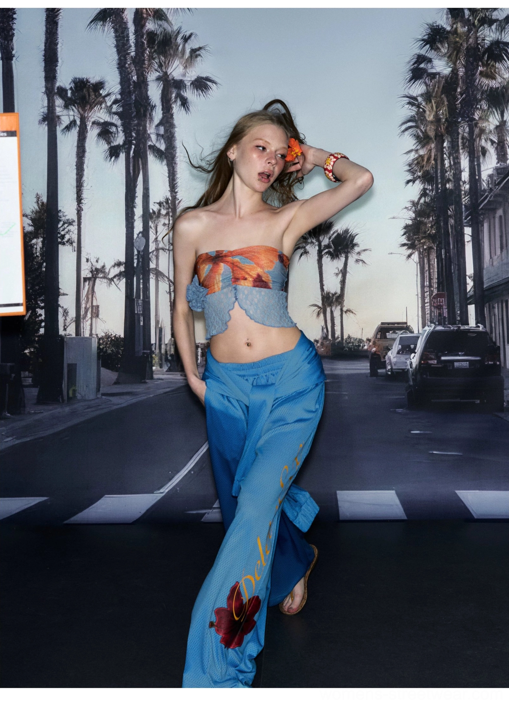 Fashionable tropical print strapless crop top with lace hem and 3D floral accent for vacation streetwear