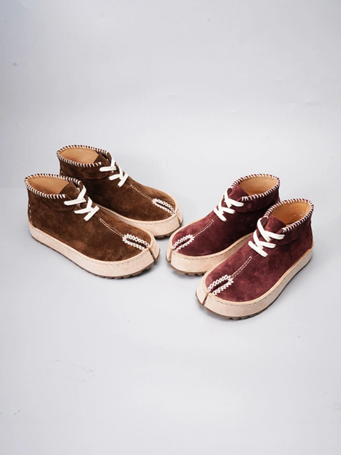 Unisex split-toe leather chukka boots featuring a sculptural toe, hand-stitched trim, and thick contrasting outsole