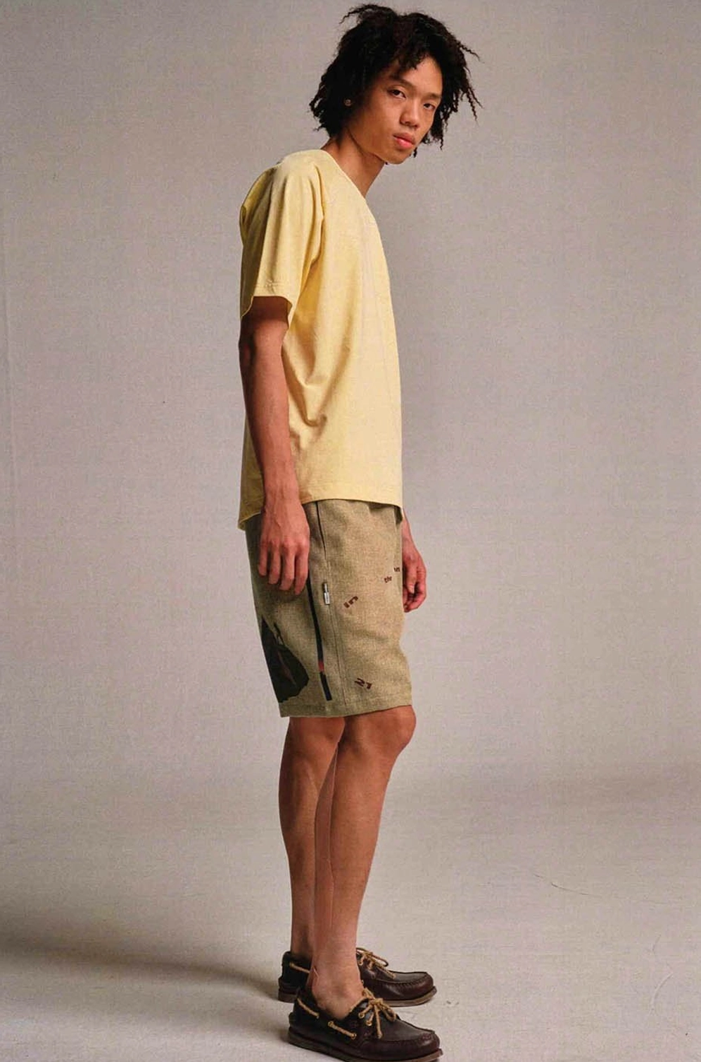 Khaki Urban Forest graphic sweat shorts styled with pale yellow t-shirt for relaxed Seoul streetwear outfit