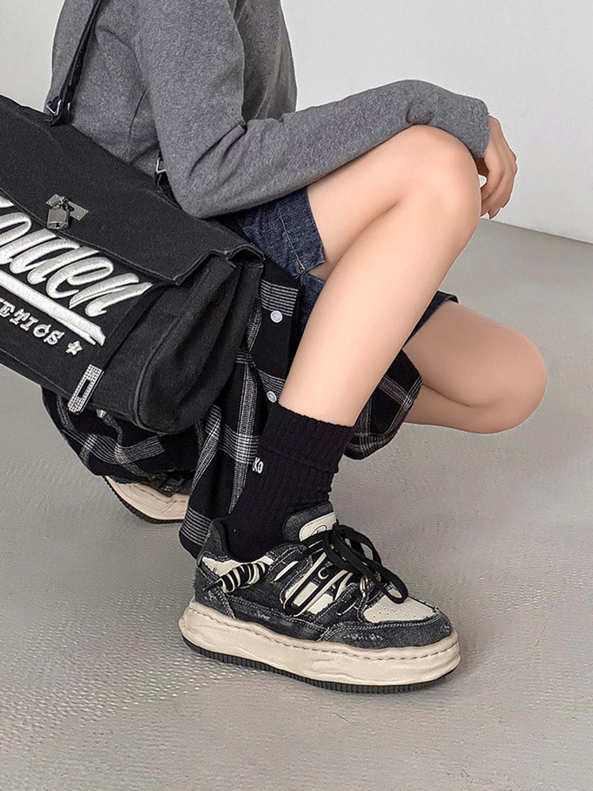 Vintage denim-effect platform sneakers with contrast stitching and relaxed urban fashion design