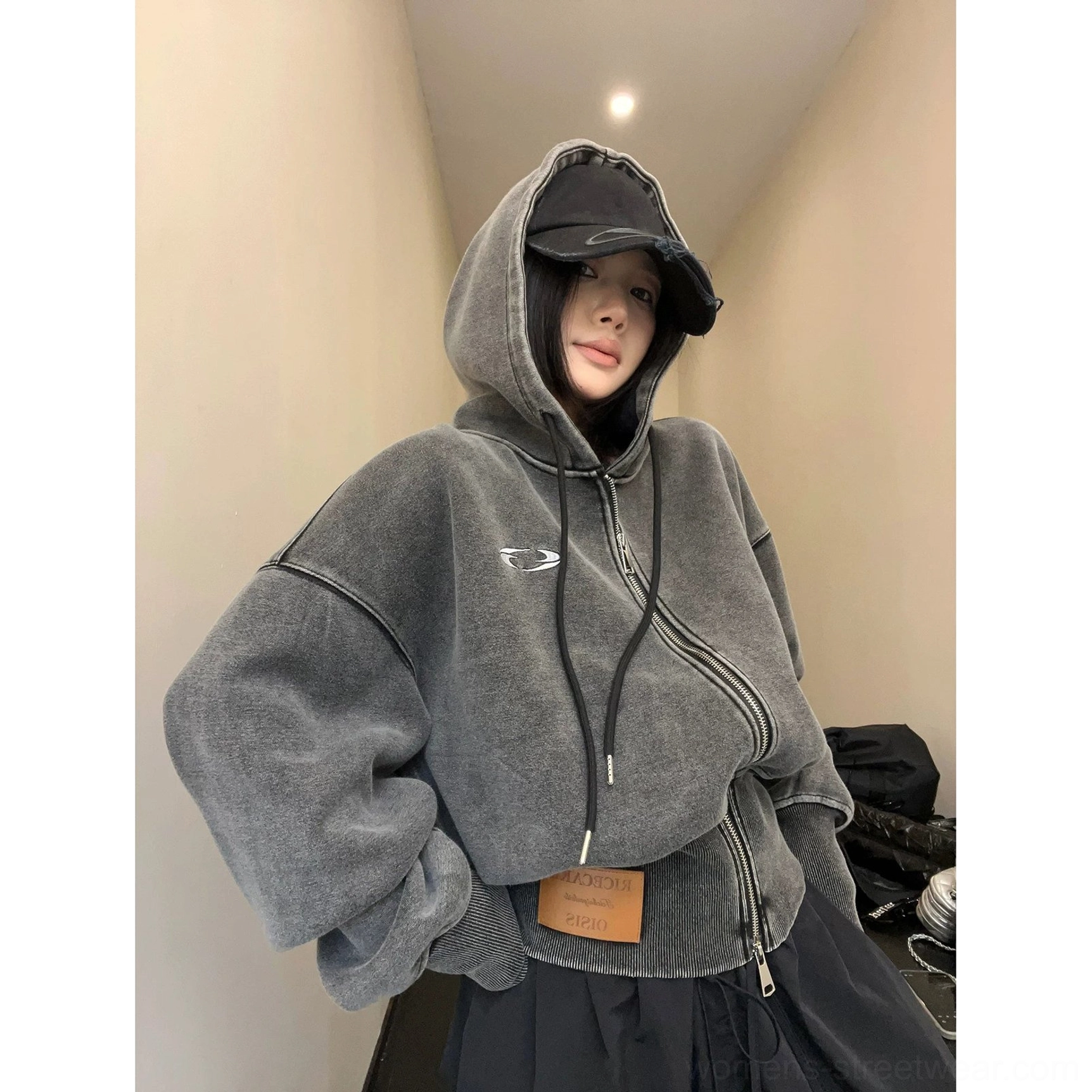 Vintage-inspired cropped zip-up hoodie with water-washed black or light gray fleece, dropped shoulders, roomy sleeves, and casual Y2K styling