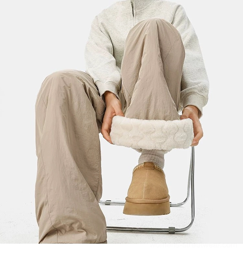 Warm wide-leg streetwear pants with rolled cuff option, cozy fleece lining, and adjustable casual fit
