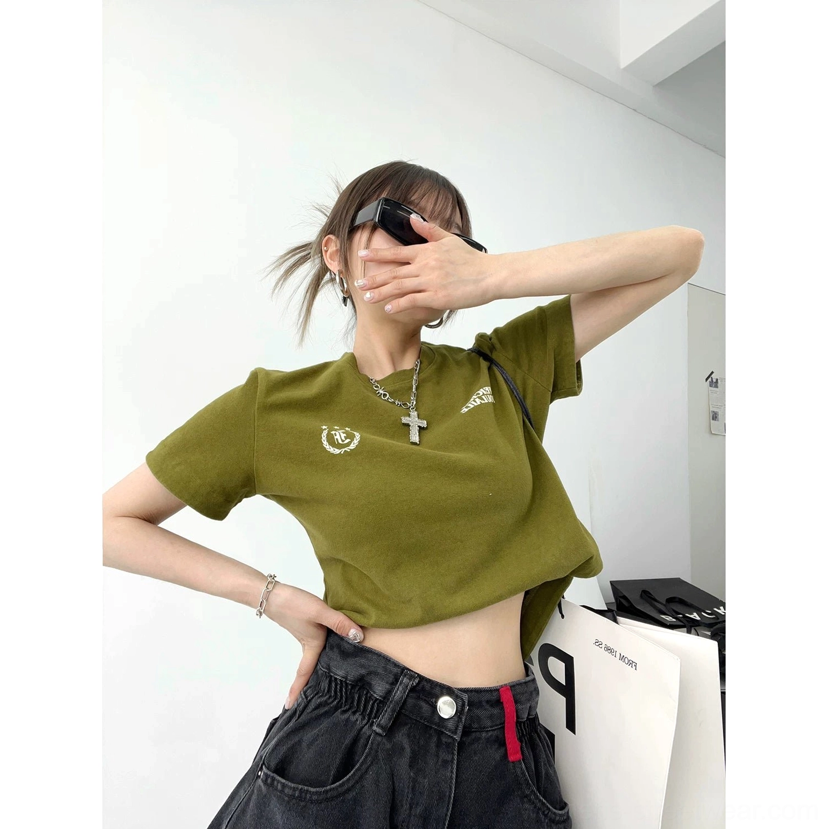 Washed collegiate logo curved hem streetwear t-shirt front graphic and crew neck detail