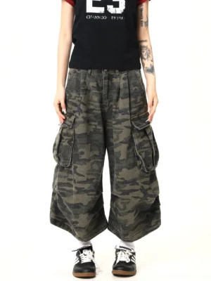 Front view of women’s washed camouflage cargo pants featuring oversized utility pockets, relaxed wide-leg fit, high-waisted pleats, and vintage military green streetwear styling