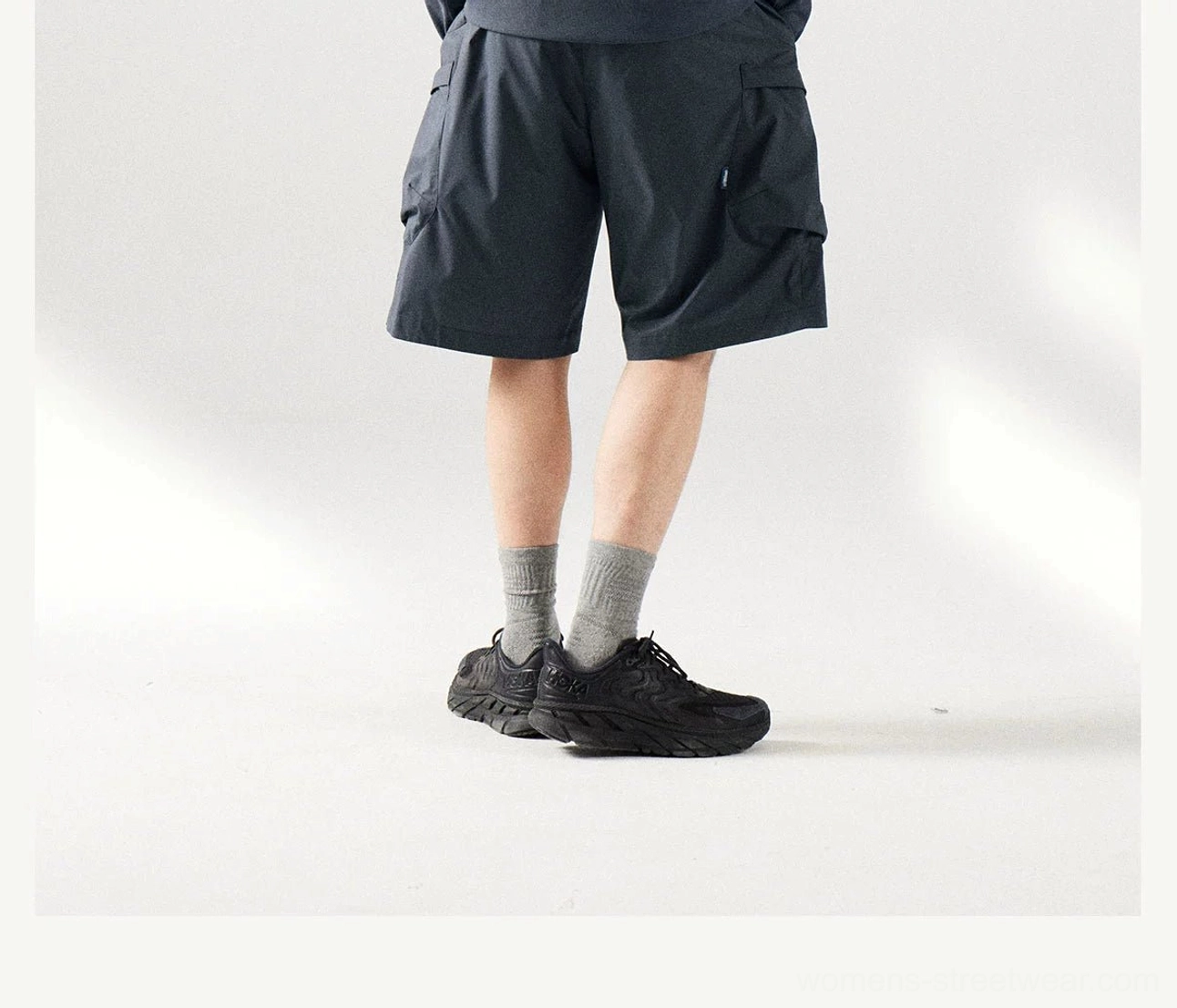 Water-repellent streetwear cargo shorts with functional pockets and lightweight construction for warm-weather layering