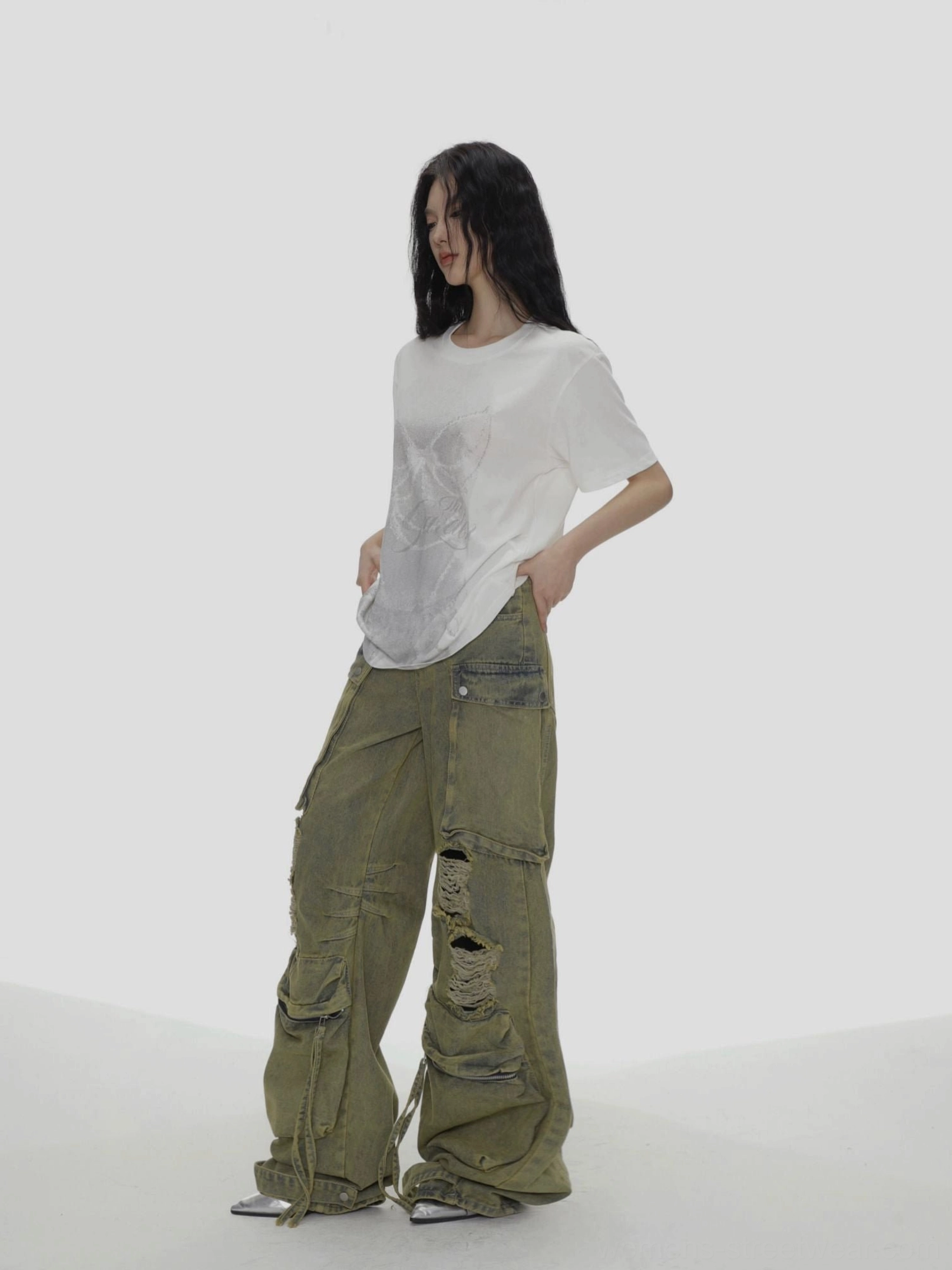 White loose fit bow graphic crew neck T-shirt side three quarter view with cargo pants