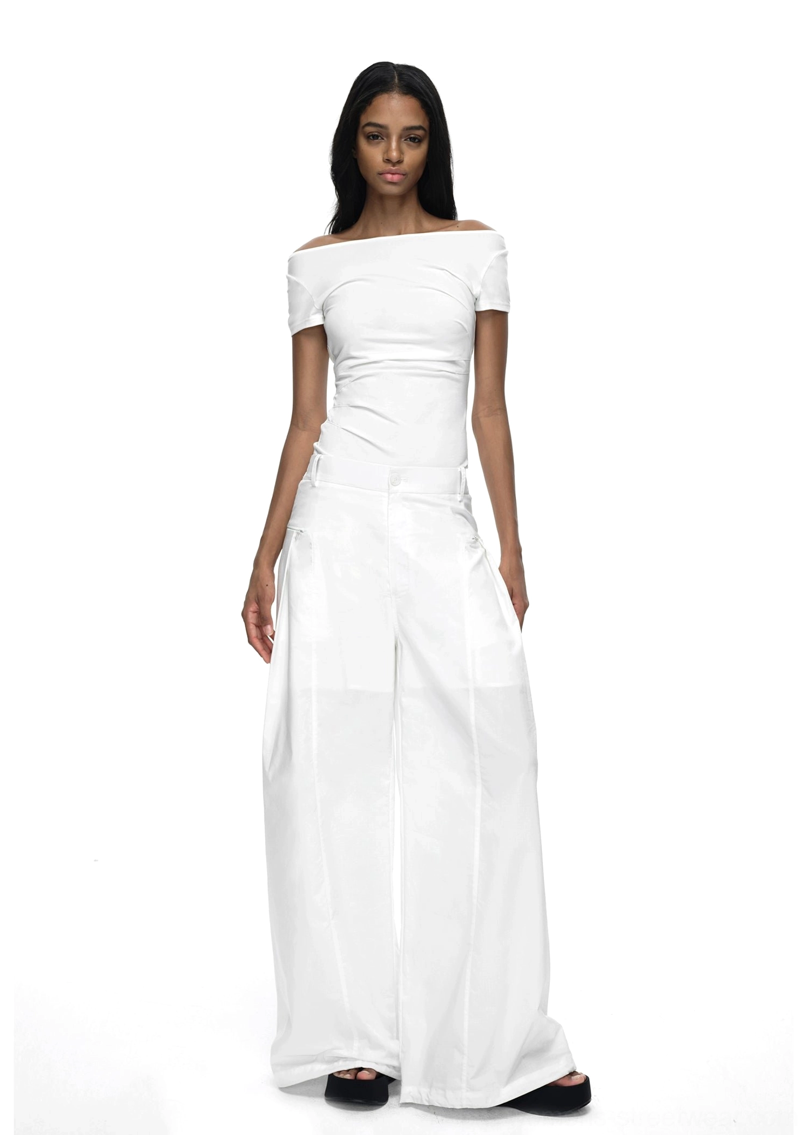 White off-shoulder backless fitted T-shirt with a clean Korean streetwear silhouette and soft stretch fabric