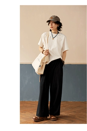 Classic white raglan crew neck t-shirt with loose comfortable daily wear style, paired with black wide leg pants and flat cap