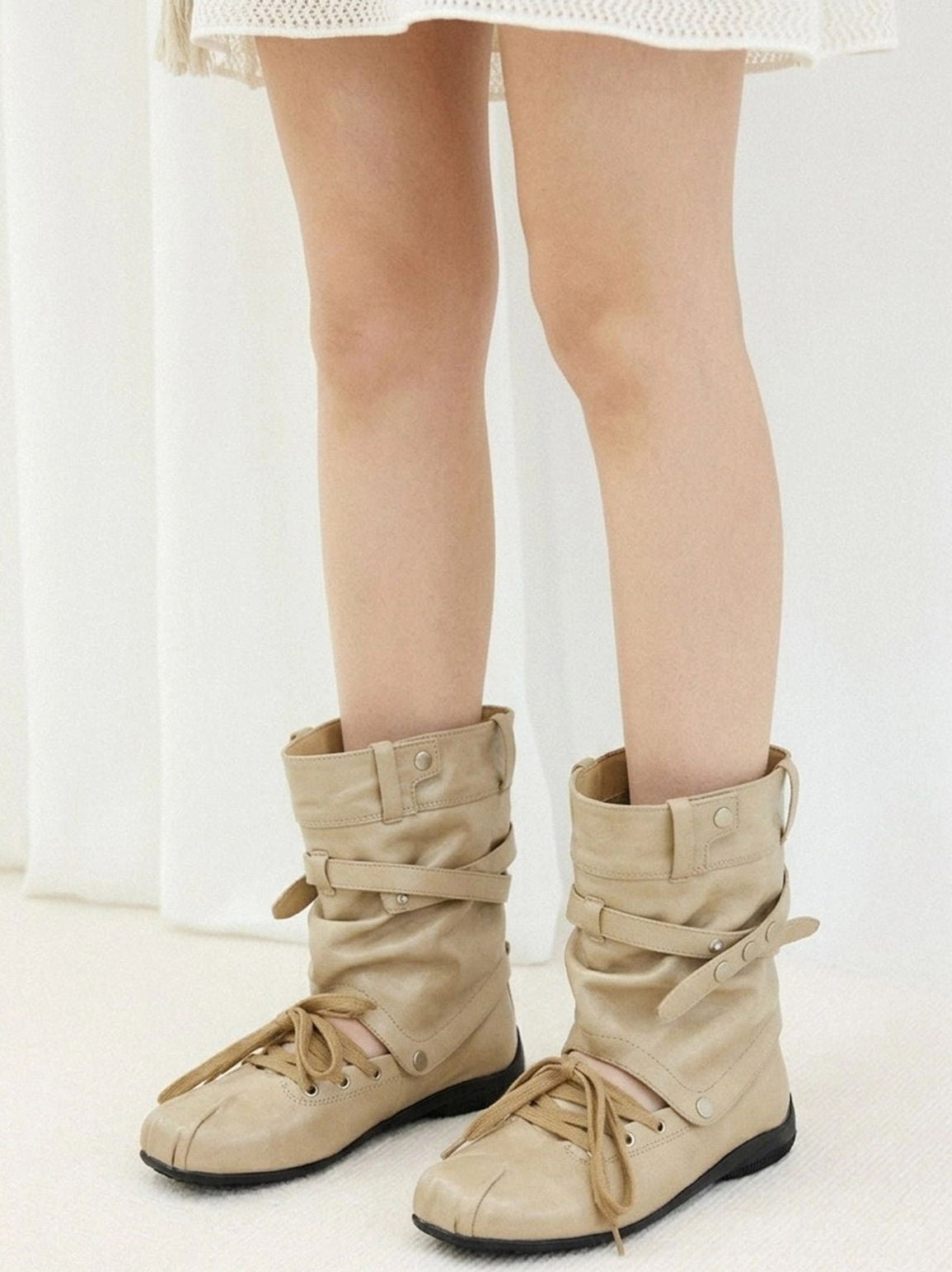 Women's detachable bow cutout square-toe utility boots fashion detail for Korean streetwear styling