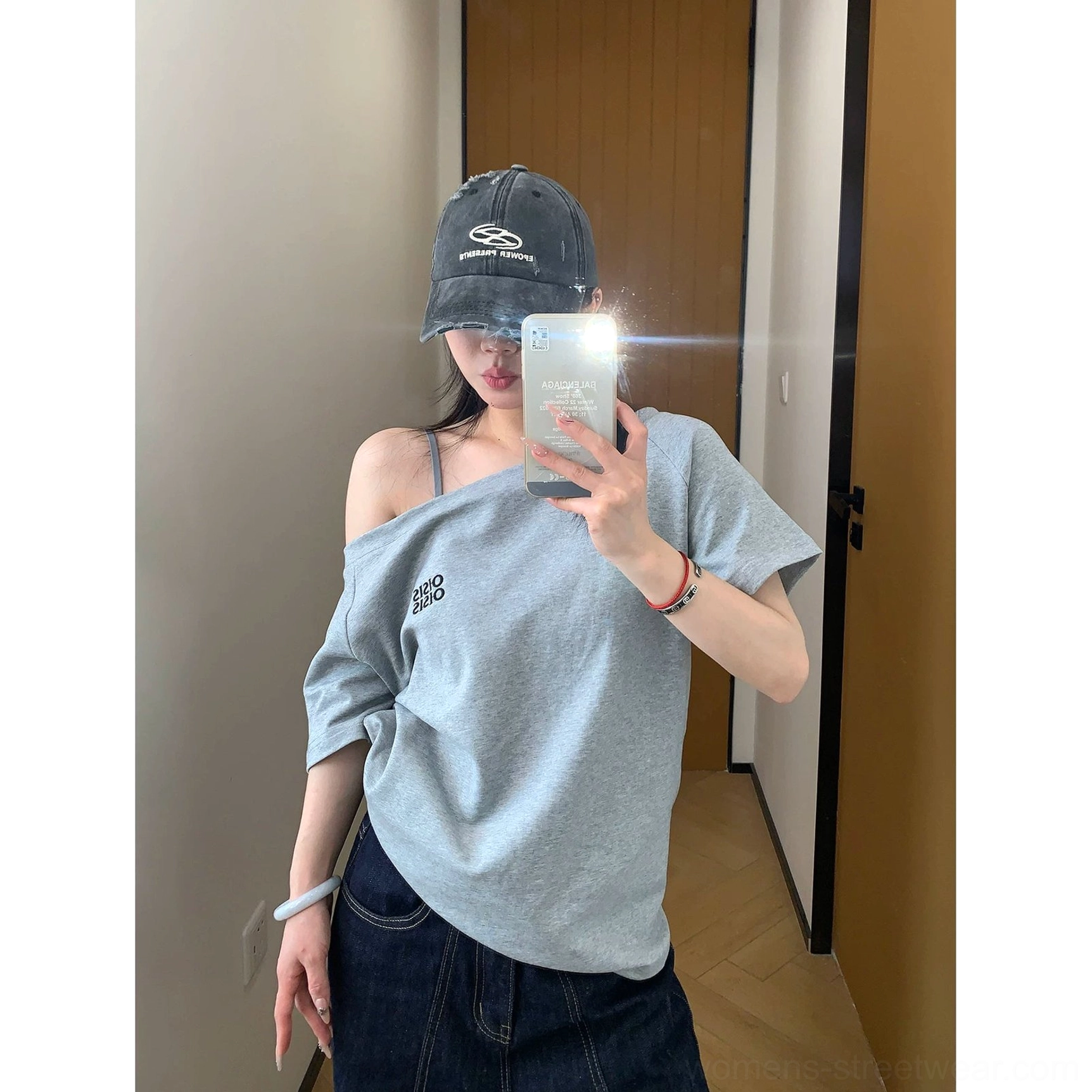 Women's Korean-style asymmetrical off-shoulder T-shirt in a loose silhouette for denim and cargo pant outfits