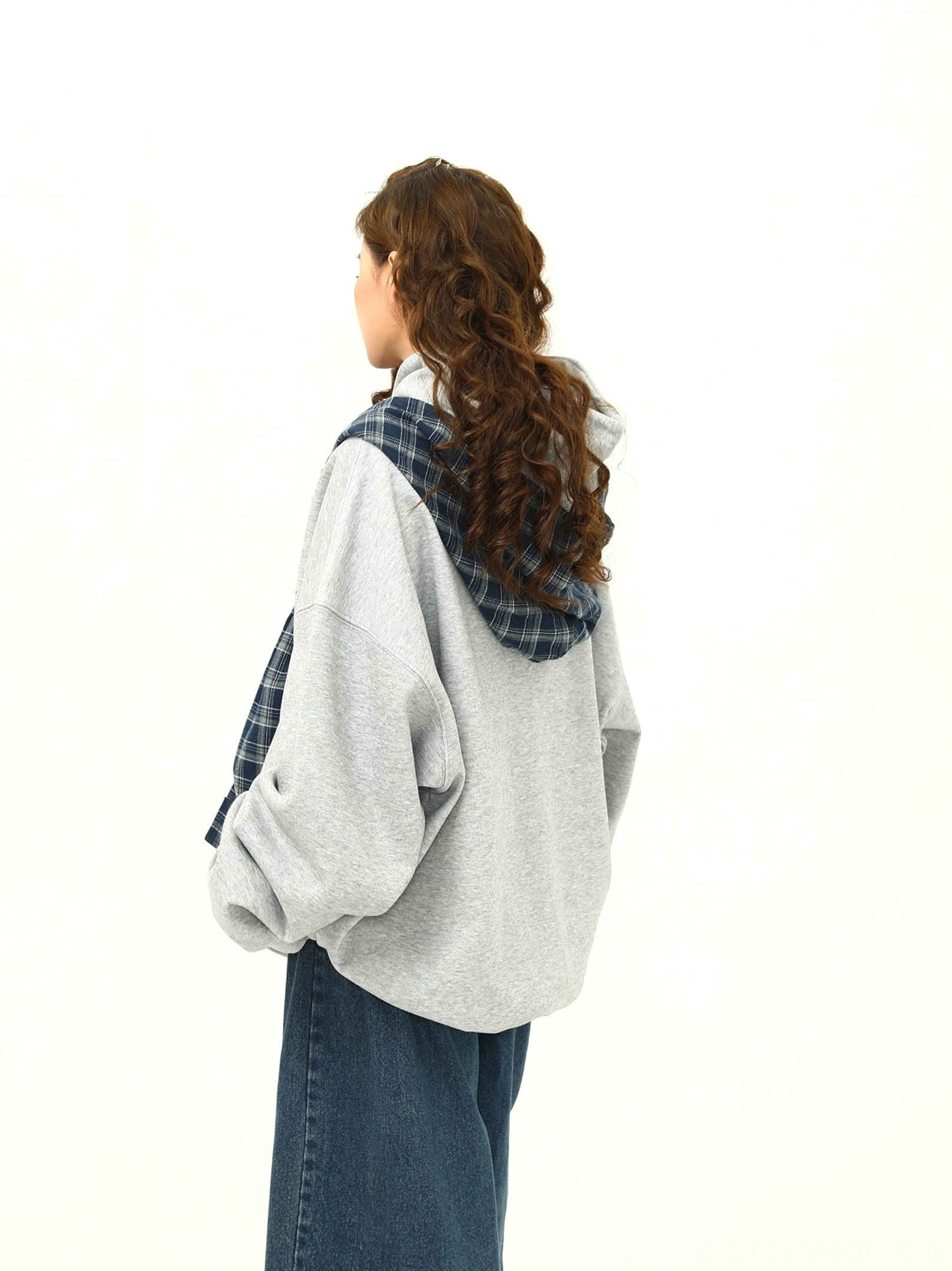 Back view of a women’s oversized grey streetwear hoodie showing the relaxed silhouette, blue plaid lined hood, and casual Korean fashion styling