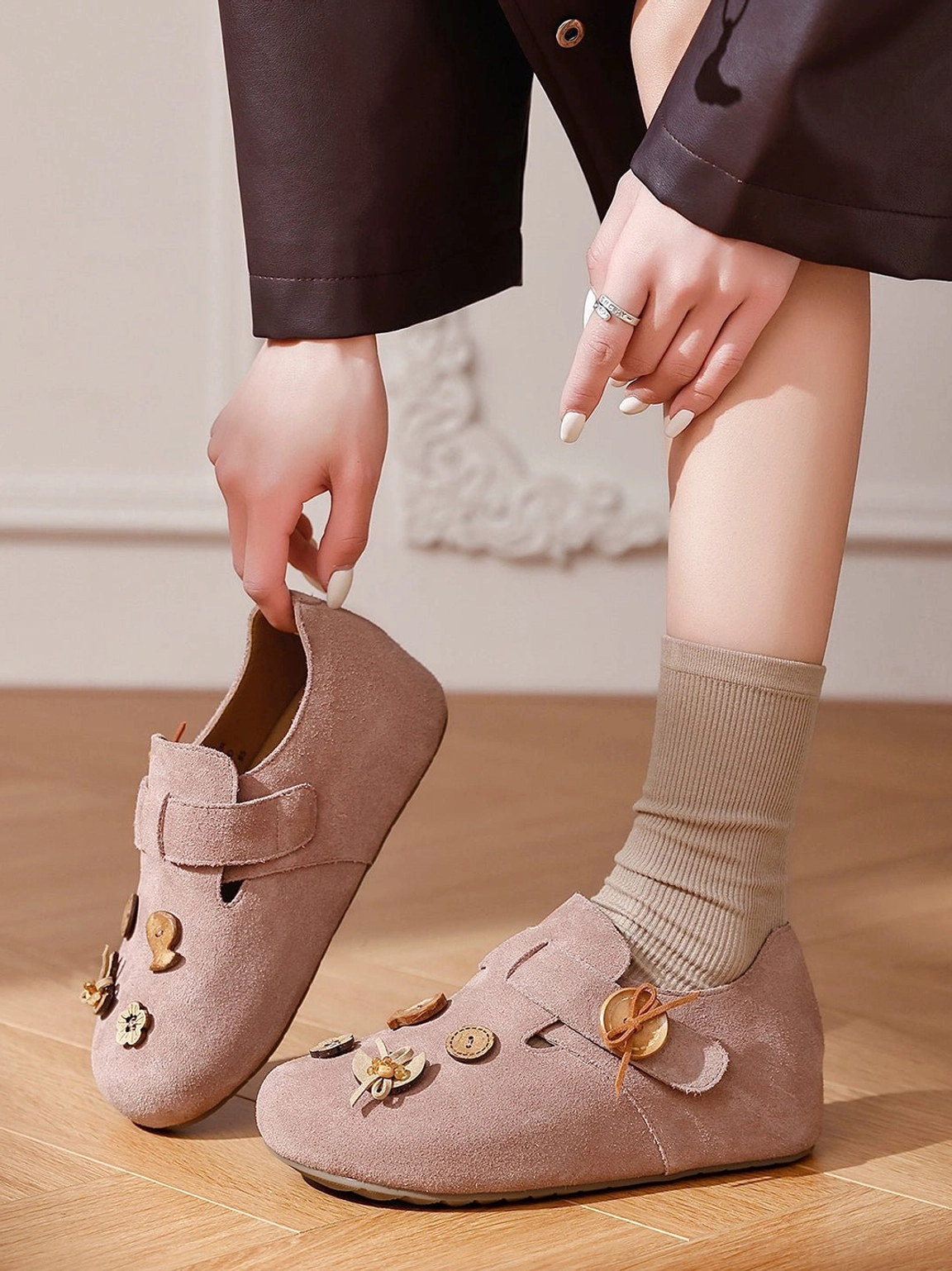 Women's retro button strap suede-look slip-on shoes with foldable heel and soft rounded silhouette