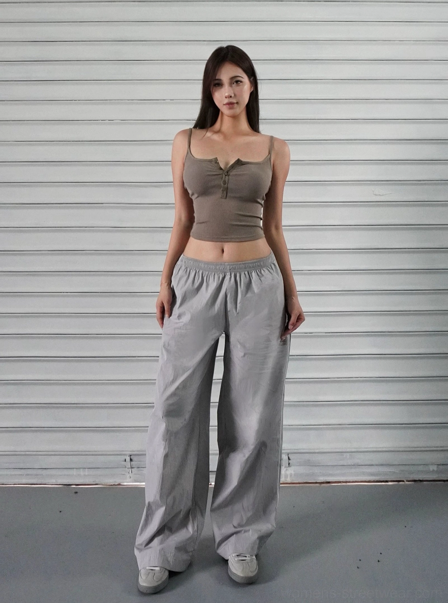 Women’s wide-leg streetwear cargo pants showing the elongated leg line and relaxed modern silhouette