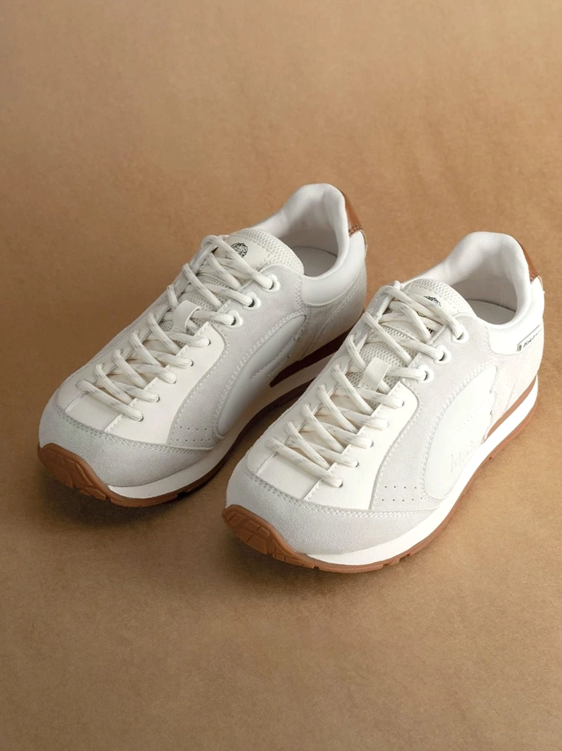 Women's wing panel retro court sneakers in gray white with raised side overlays brown heel accent and gum sole