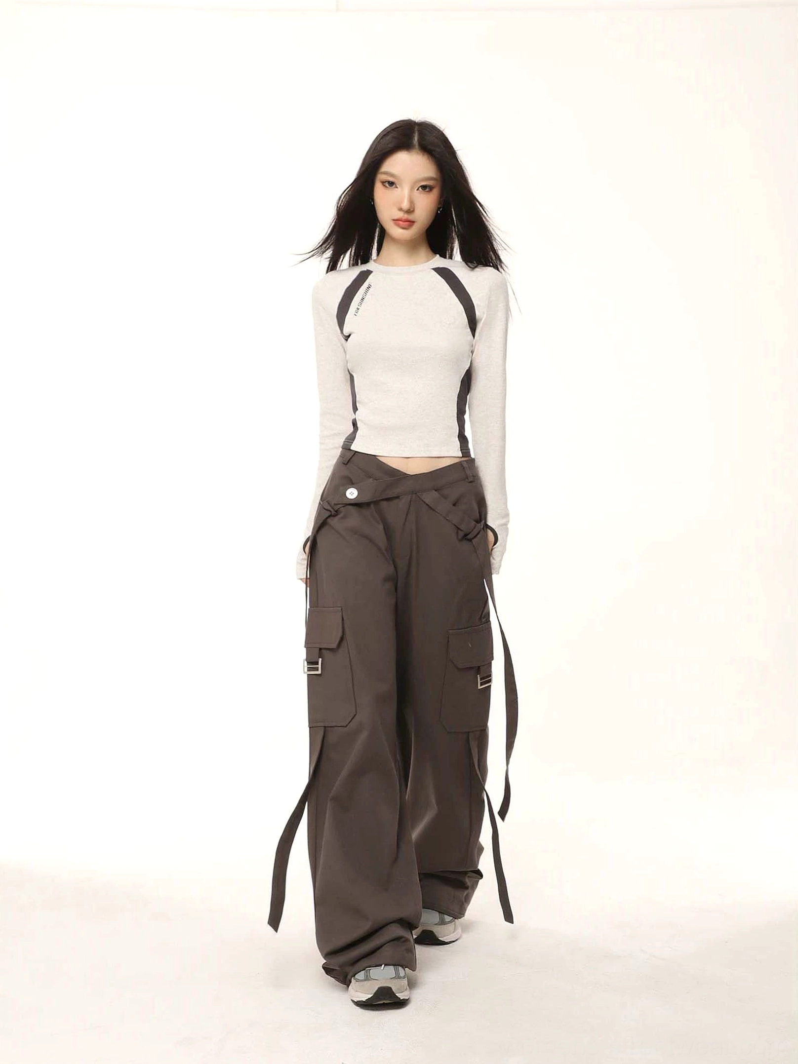 Off-white and black contrast raglan cropped long sleeve top shown in a full-body Korean streetwear outfit with cargo pants