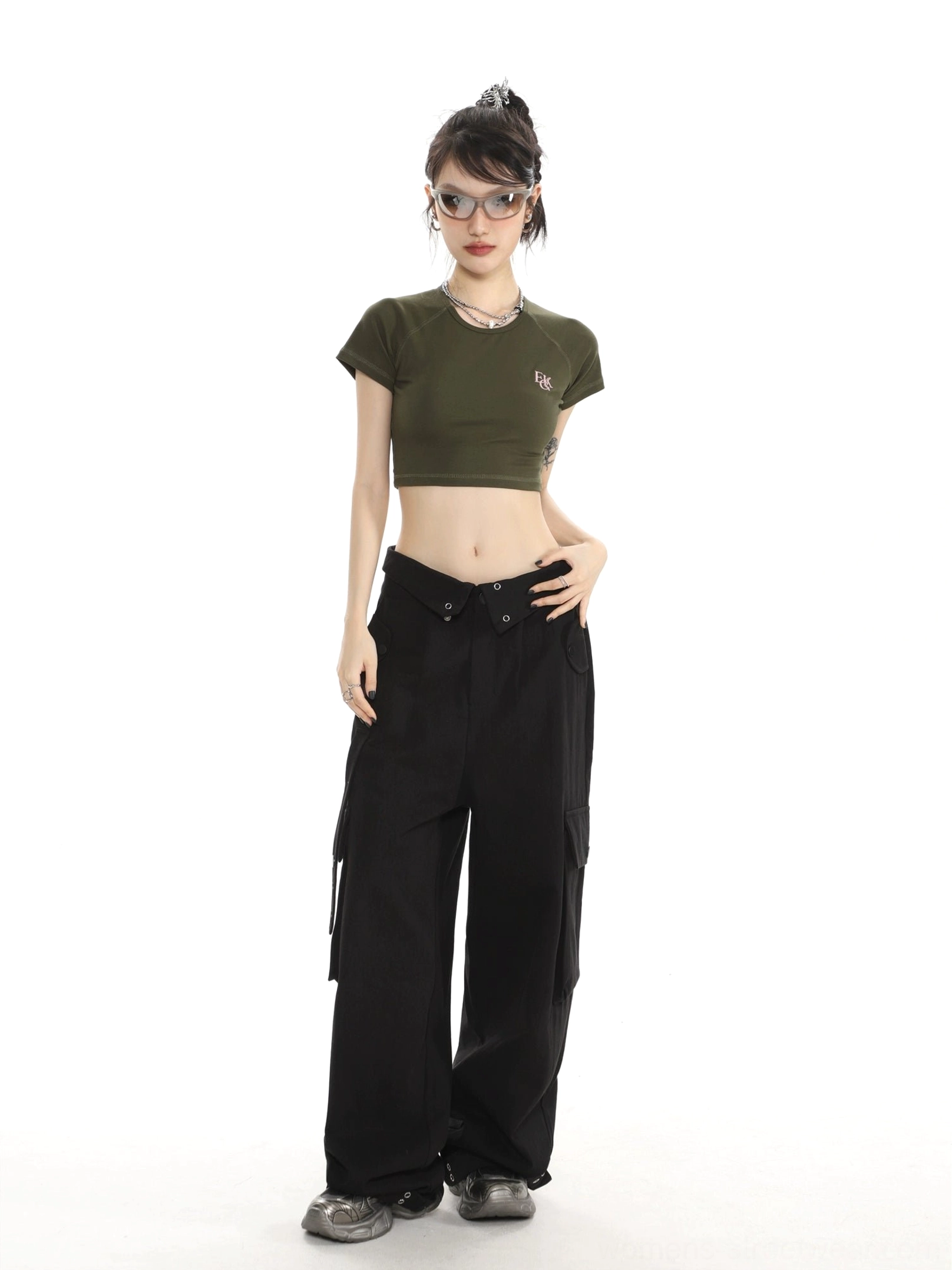 Full body Y2K streetwear look featuring army green embroidered cropped baby tee and black cargo pants