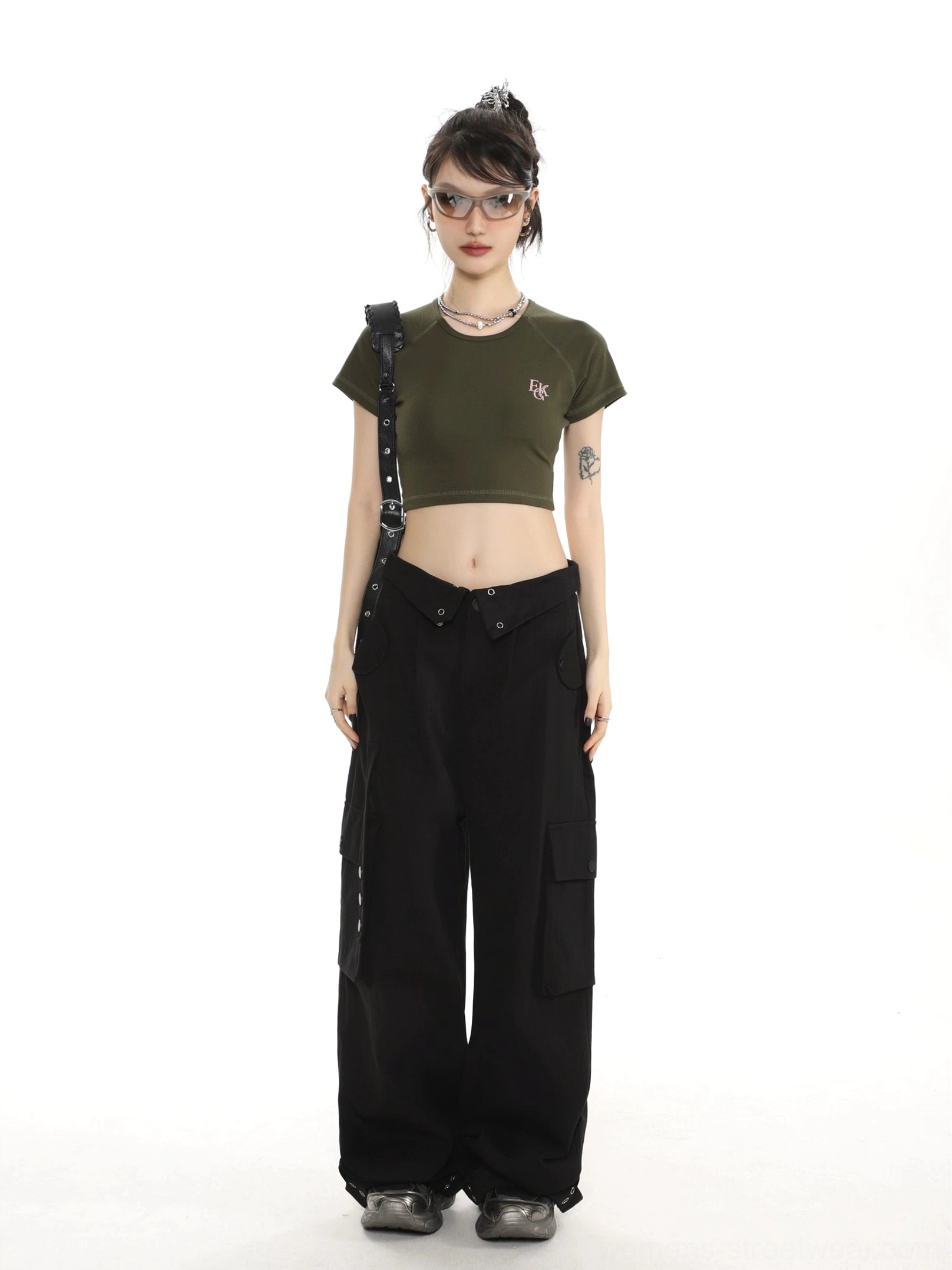 Women’s army green embroidered crop top in a Y2K streetwear outfit with cargo pants and crossbody bag